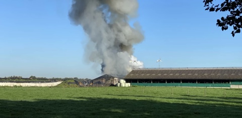 flinke rookwolken bij brand in schuur Prinsenbeek ©Perry Roovers/Eye4images