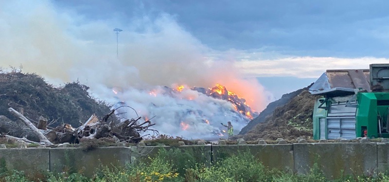 Hooiberg in brand bij bedrijf op bedrijventerrein Moerdijk