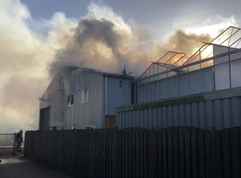 de loods staat in brand