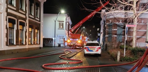 Politie en hoogwerker van de brandweer