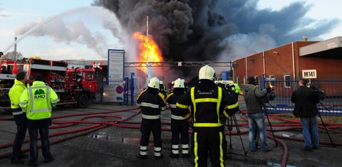 Brandweer bij brand met grote rookpluim