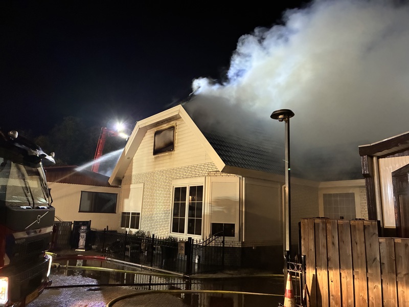 Witte rook komt uit het dak van de woning