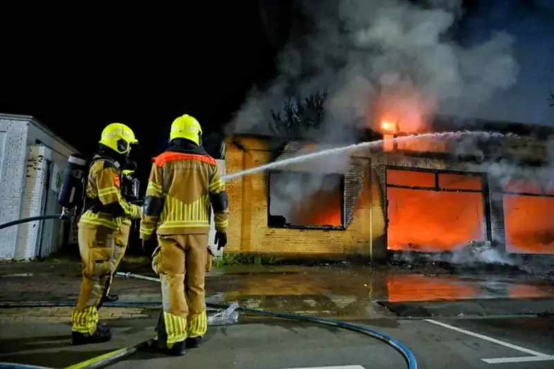 Brand in een leegstaand pand aan de Ringbaan-Oost in Tilburg. De brandweer is met groot materieel aanwezig.