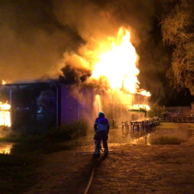 Uitslaande vlammen uit gebouw