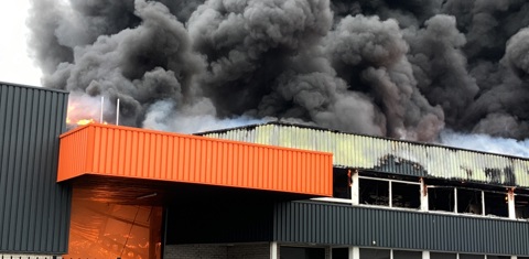 Grote rookwolk brand industriegebied Roosendaal