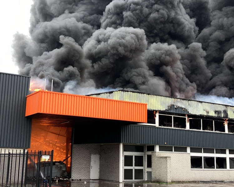 Grote rookwolk brand industriegebied Roosendaal