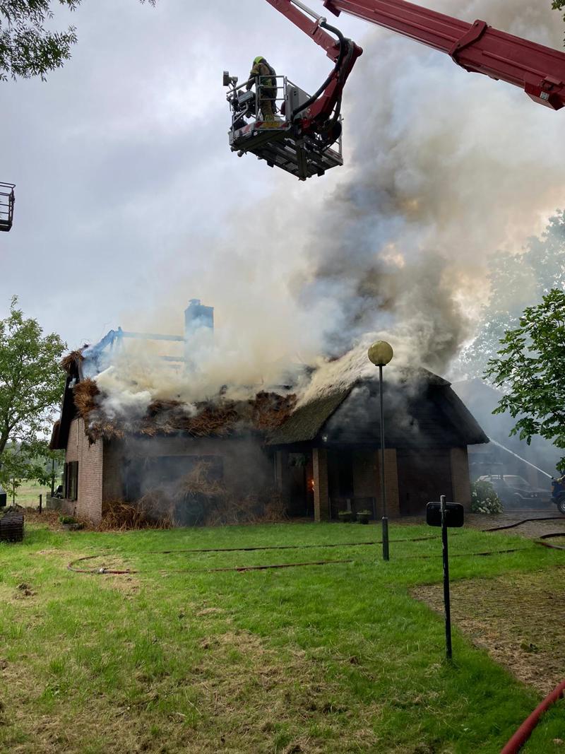 Brand in rieten kap in woning Huijbergen