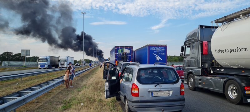 Bus brand en file op snelweg