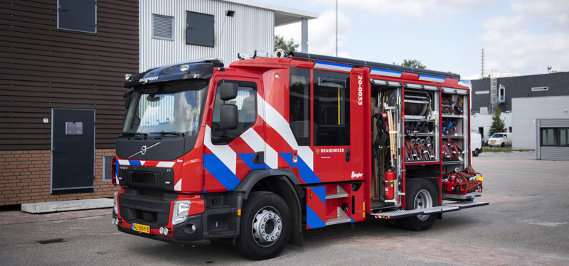 Nieuwe brandweerwagen met luiken open